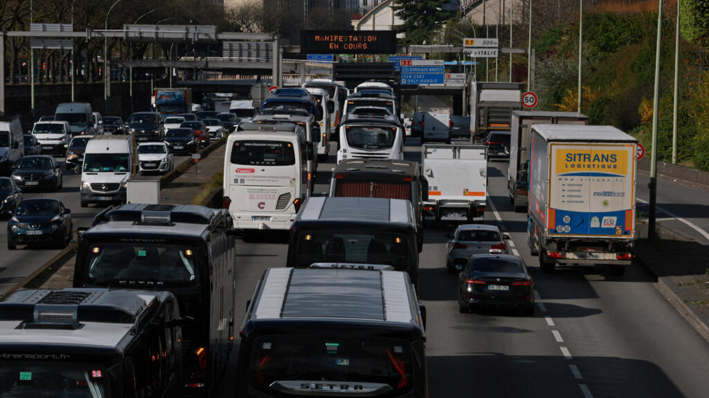 Операция «улитка»: французские работники автотранспортного сектора протестуют против роста цен на бензин