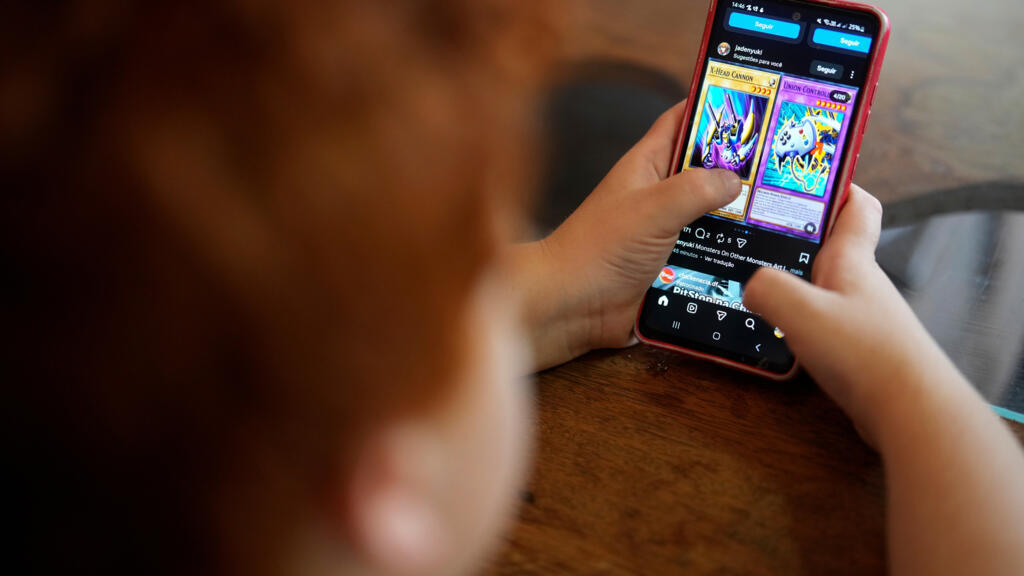 Запретят ли французским детям младше 15 лет пользоваться соцсетями со «скроллингом» с начала учебного года — дебаты в парламенте