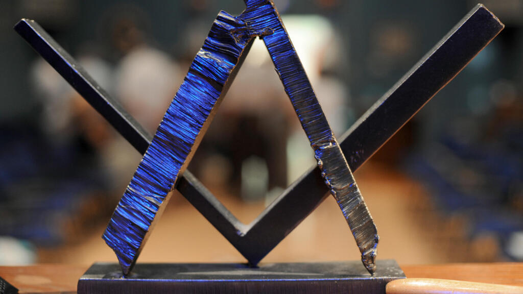 Париж: суд рассматривает дело 22 членов масонской ложи по статьям от убийства до насильственных действий